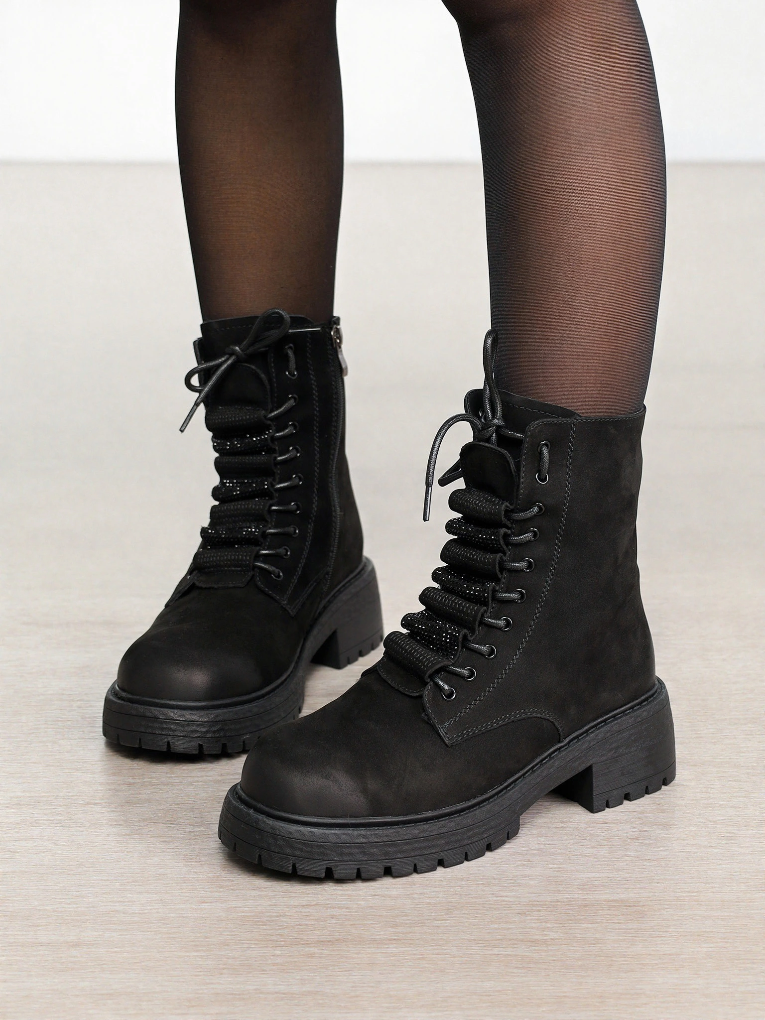 Ботинки-дерби черного цвета со стразами на высоком широком каблуке